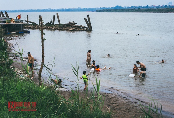 Hà Nội: Bất chấp nguy hiểm, người dân đổ ra hồ Tây, sông Hồng giải nhiệt”-12