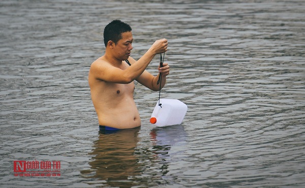 Hà Nội: Bất chấp nguy hiểm, người dân đổ ra hồ Tây, sông Hồng giải nhiệt”-7