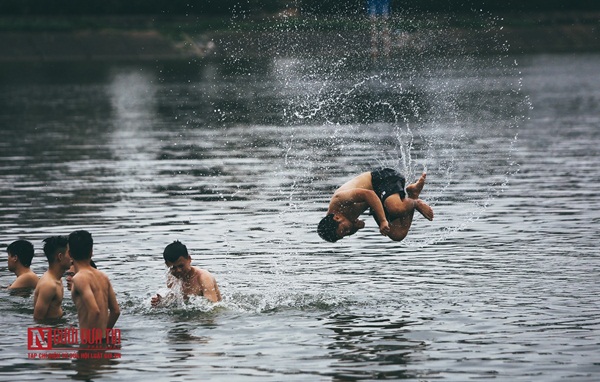 Hà Nội: Bất chấp nguy hiểm, người dân đổ ra hồ Tây, sông Hồng giải nhiệt”-8