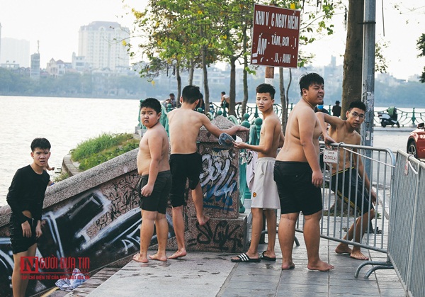 Hà Nội: Bất chấp nguy hiểm, người dân đổ ra hồ Tây, sông Hồng giải nhiệt”-9