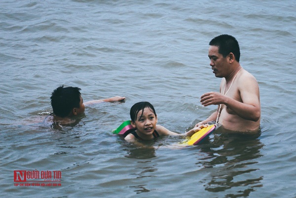 Hà Nội: Bất chấp nguy hiểm, người dân đổ ra hồ Tây, sông Hồng giải nhiệt”-13