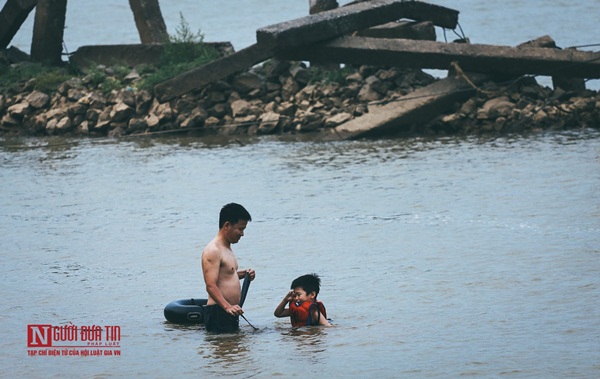 Hà Nội: Bất chấp nguy hiểm, người dân đổ ra hồ Tây, sông Hồng giải nhiệt”-15
