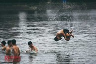 Hà Nội: Bất chấp nguy hiểm, người dân đổ ra hồ Tây, sông Hồng 'giải nhiệt”