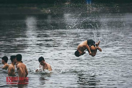 Hà Nội: Bất chấp nguy hiểm, người dân đổ ra hồ Tây, sông Hồng 