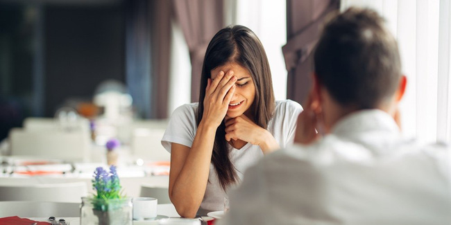 Đến nhà chơi mà bạn gái bỏ mặc tôi ngồi một mình, tôi tò mò ghé mắt xem em làm gì trong phòng ngủ và chết điếng khi thấy cảnh tượng trước mắt-2