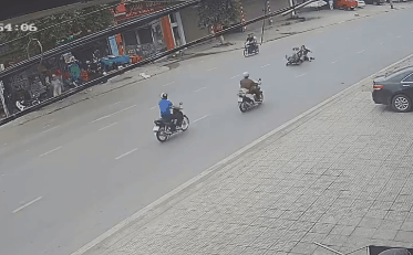 CLIP: Bốc đầu xe máy bằng tốc độ bàn thờ, 2 thanh niên khiến người đi đường gãy tay chân-1