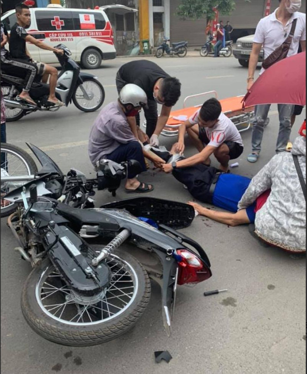 CLIP: Bốc đầu xe máy bằng tốc độ bàn thờ, 2 thanh niên khiến người đi đường gãy tay chân-2