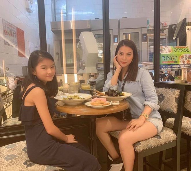 Con gái Trương Ngọc Ánh xuất hiện với thần thái sang chảnh, nhan sác tựa thiếu nữ dưới ống kính của bố-6