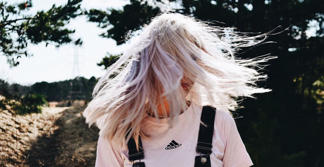 Tóc bạc trắng dù tuổi còn trẻ: Đây là 5 thủ phạm được chuyên gia điểm mặt-2