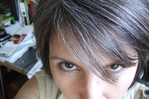 Tóc bạc trắng dù tuổi còn trẻ: Đây là 5 thủ phạm được chuyên gia điểm mặt-3