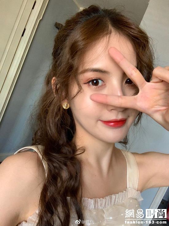 Sau khi phũ tình cũ đang ngoại tình với chủ tịch Taobao, thiếu gia thị phi Vương Tư Thông bị dân mạng chế giễu khi lộ ảnh tình tứ cùng tình mới-2