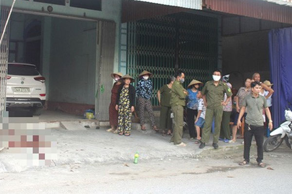 Clip: 2 nam thanh niên bơi ngửa giữa đường, toàn thân co giật nghi do phê cỏ mỹ khiến nhiều người hoảng hốt-3