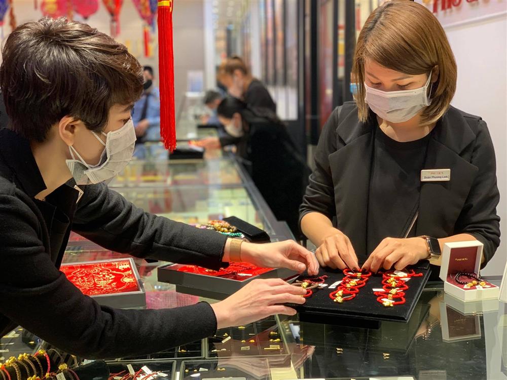 Giá vàng hôm nay 10/5: Giá quá cao, mua bán cầm chừng-1