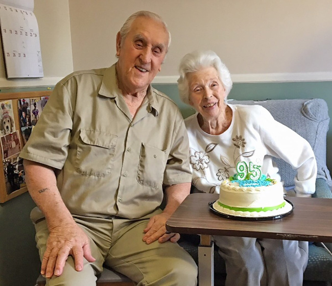 Bức ảnh Nụ hôn ở Quảng trường Thời đại tuyệt đẹp nhưng câu chuyện gây tranh cãi và người phụ nữ phía sau mới thật sự là người tình của nam chính-2