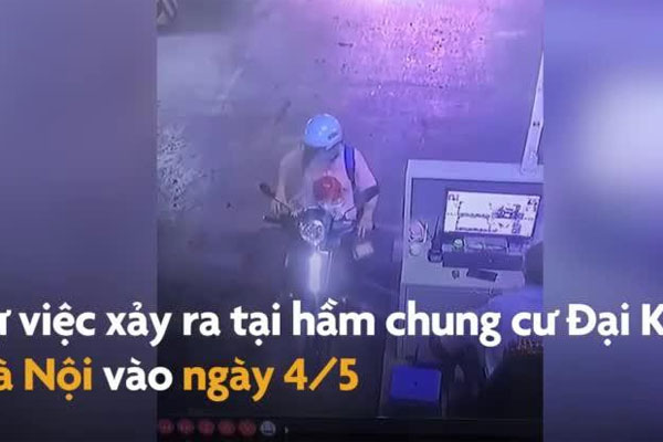 Cô gái vặn tay ga, xe máy cùng nam thanh niên lao lên vỉa hè-1
