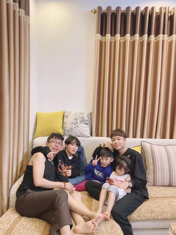 Long Nhật khoe quý tử đầu lòng nay đã 20 tuổi: Cao 1m80, mới là sinh viên đại học nhưng đã ra dáng con trai lớn trong nhà-2