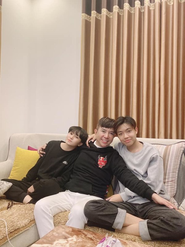 Long Nhật khoe quý tử đầu lòng nay đã 20 tuổi: Cao 1m80, mới là sinh viên đại học nhưng đã ra dáng con trai lớn trong nhà-3