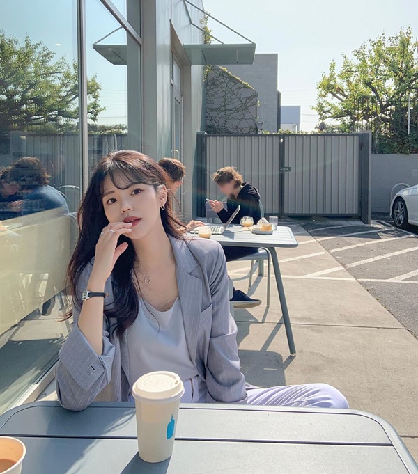 Diện váy lụa cứ đu theo 7 kiểu tóc này là bạn sẽ vừa xinh còn vừa sang hết sức-1