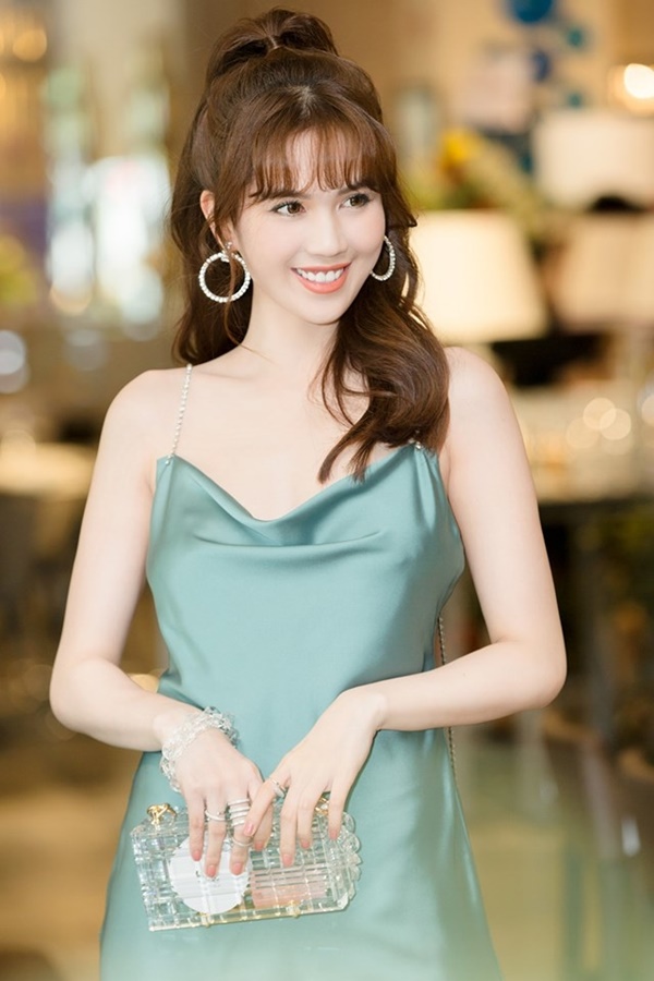 Diện váy lụa cứ đu theo 7 kiểu tóc này là bạn sẽ vừa xinh còn vừa sang hết sức-5