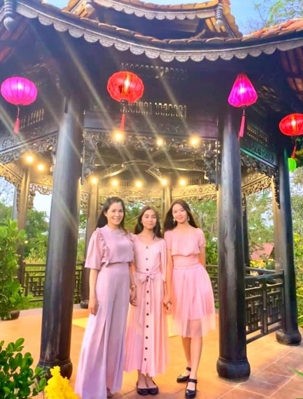 Vợ con MC Quyền Linh mặc đồng phục, Lọ Lem gây xôn xao khi ngày càng giống tượng đài nhan sắc Trương Bá Chi lúc trẻ-1