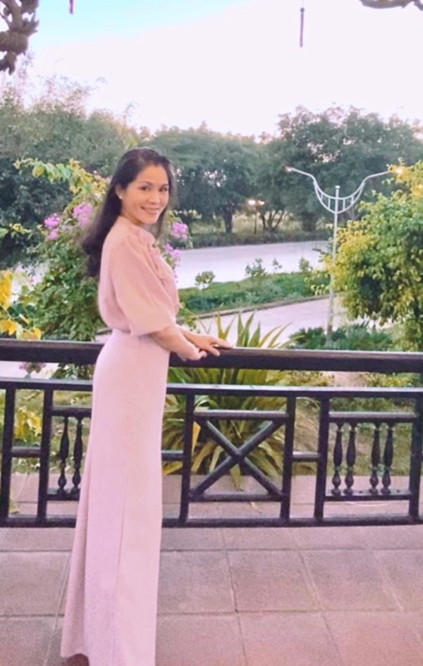 Vợ con MC Quyền Linh mặc đồng phục, Lọ Lem gây xôn xao khi ngày càng giống tượng đài nhan sắc Trương Bá Chi lúc trẻ-3