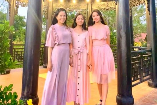 Vợ con MC Quyền Linh mặc