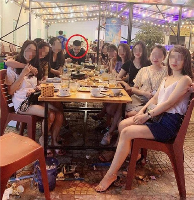 Bị sốc khi crush rủ binh đoàn bạn thân đến ăn chùa buổi đầu hẹn hò, pha xử lý tình huống của anh chàng gây tranh cãi nổ lửa-1