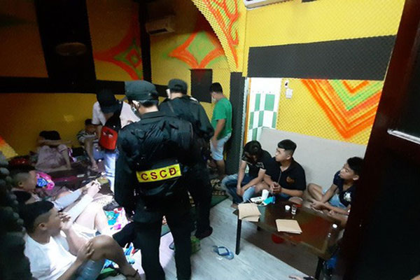 Bắt nhóm đàn ông gọi 7 chân dài vào nhà nghỉ phê ma túy tập thể-2