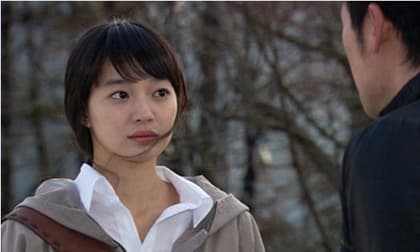 Đến trường đón con, tôi bất ngờ gặp lại cô bạn thời đại học và sốc hơn nữa khi thấy người đi bên cạnh cô ấy-1