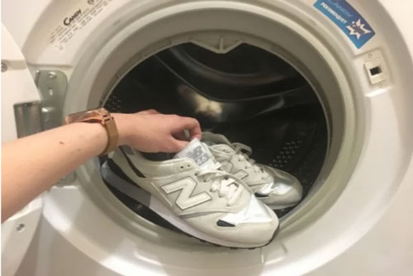 6 steps to wash shoes with washing machine easily without worry about damage, loss of form-5