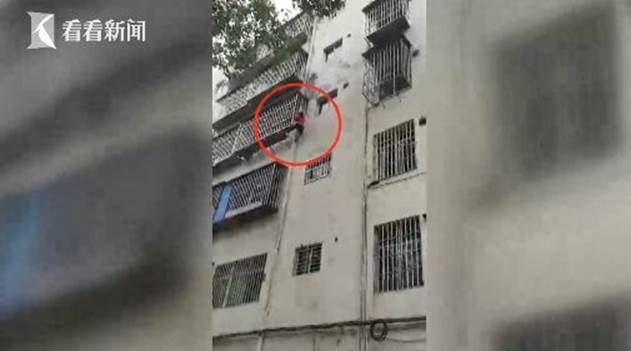 Quên chìa khóa nhà, bà cụ lớn tuổi đã khiến cháu nội gặp nguy hiểm tính mạng khi thực hiện hành động mà người trưởng thành cũng không dám làm-1