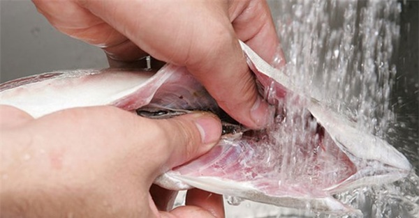 Mách chị em mẹo khử sạch mùi tanh của hải sản chỉ mất vài phút-2