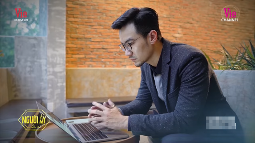 Đức Phúc gây bất ngờ khi ngồi lên đùi trai đẹp trên sóng truyền hình-1