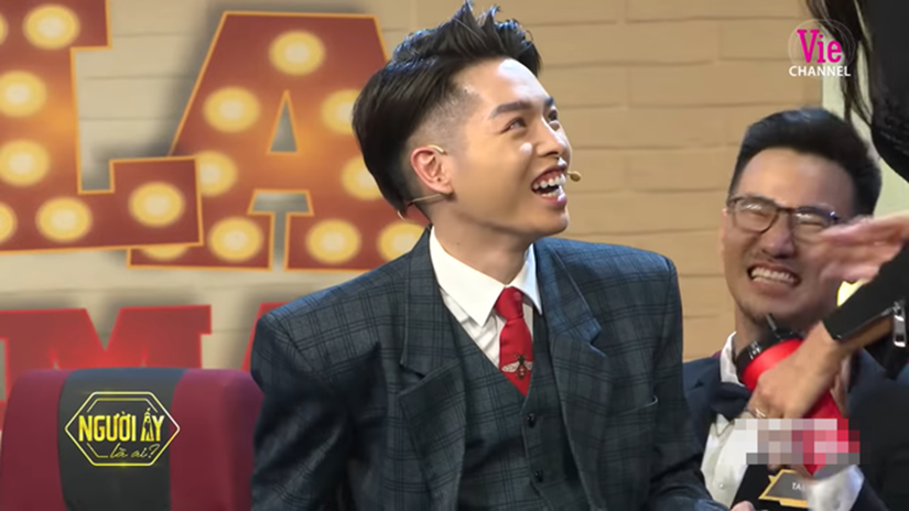 Đức Phúc gây bất ngờ khi ngồi lên đùi trai đẹp trên sóng truyền hình-2