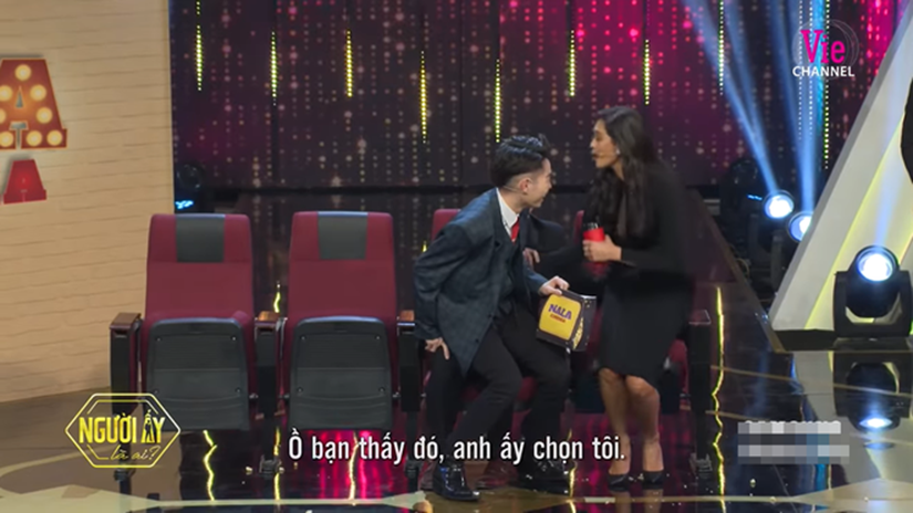 Đức Phúc gây bất ngờ khi ngồi lên đùi trai đẹp trên sóng truyền hình-3