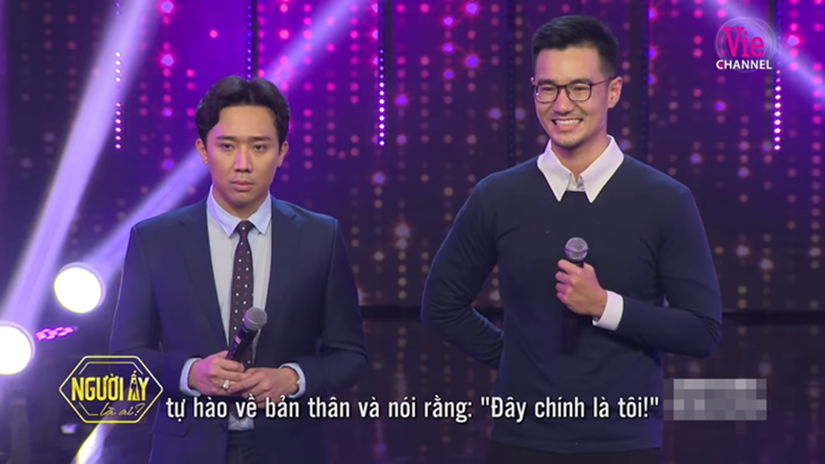 Đức Phúc gây bất ngờ khi ngồi lên đùi trai đẹp trên sóng truyền hình-4