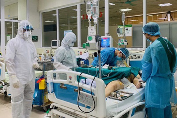 Một bệnh nhân mắc Covid-19 chuyển nặng, được chuyển đến BV Bệnh Nhiệt đới TP.HCM-2