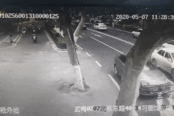 Gió lớn khiến cột điện đổ xuống đường, suýt đè trúng ôtô-1