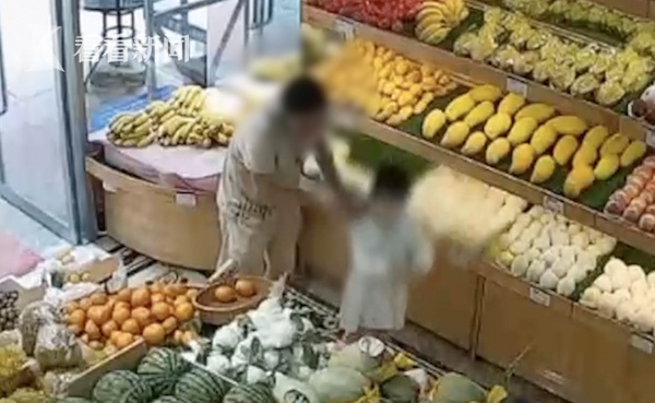 Đoạn video bé gái bị người đàn ông lạ mặt cưỡng hôn lan truyền trên mạng, người dân xung quanh nhắc nhở phụ huynh đề cao cảnh giác-1