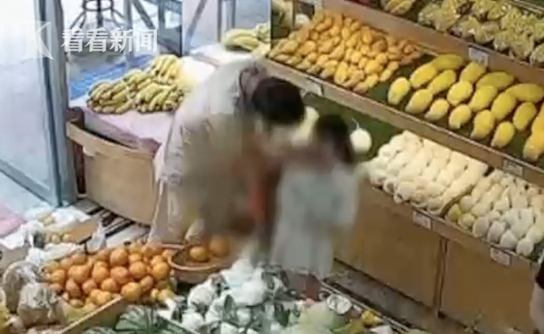 Đoạn video bé gái bị người đàn ông lạ mặt cưỡng hôn lan truyền trên mạng, người dân xung quanh nhắc nhở phụ huynh đề cao cảnh giác-2