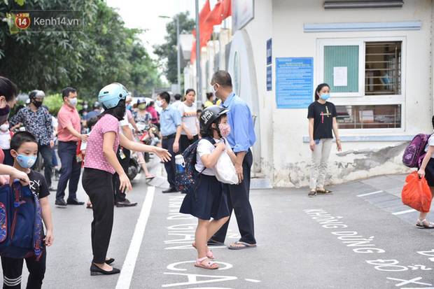 Học sinh mầm non, Tiểu học khóc oà nức nở ngày trở lại trường: Nhớ thầy cô bạn bè nhưng muốn ở nhà với mẹ cơ!-1