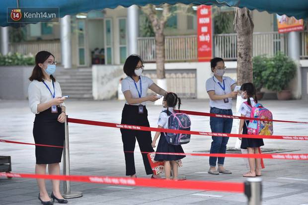 Học sinh mầm non, Tiểu học khóc oà nức nở ngày trở lại trường: Nhớ thầy cô bạn bè nhưng muốn ở nhà với mẹ cơ!-2