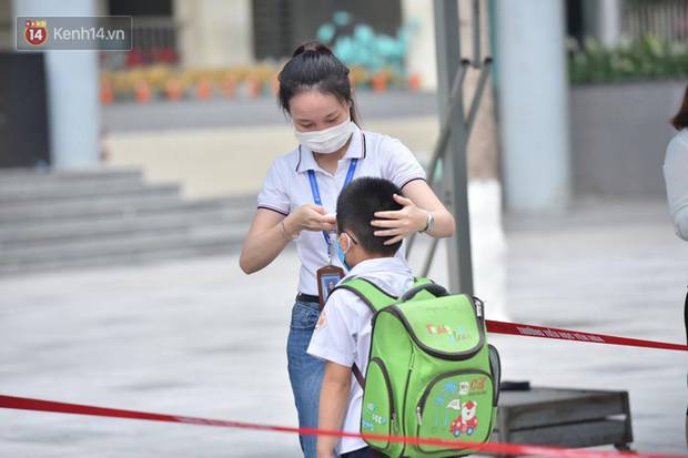 Học sinh mầm non, Tiểu học khóc oà nức nở ngày trở lại trường: Nhớ thầy cô bạn bè nhưng muốn ở nhà với mẹ cơ!-4