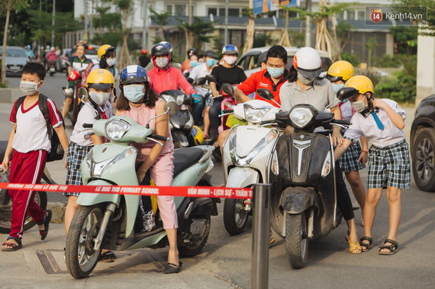 Học sinh mầm non, Tiểu học khóc oà nức nở ngày trở lại trường: Nhớ thầy cô bạn bè nhưng muốn ở nhà với mẹ cơ!-11