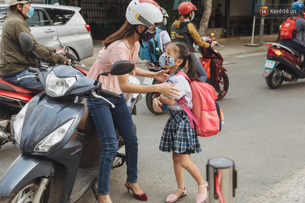 Học sinh mầm non, Tiểu học khóc oà nức nở ngày trở lại trường: Nhớ thầy cô bạn bè nhưng muốn ở nhà với mẹ cơ!-12