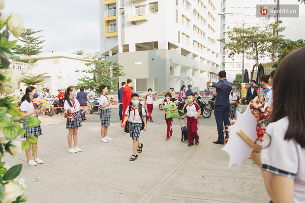 Học sinh mầm non, Tiểu học khóc oà nức nở ngày trở lại trường: Nhớ thầy cô bạn bè nhưng muốn ở nhà với mẹ cơ!-13