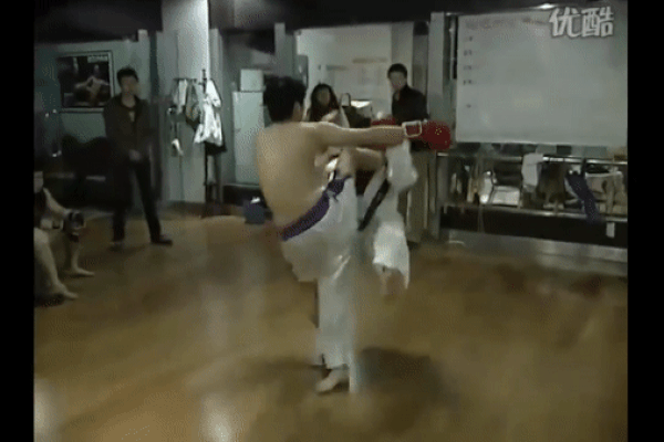 Võ sĩ Muay Thái đá gục đai đen Taekwondo trong nháy mắt