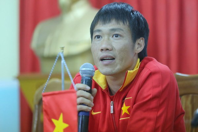 Màn quỳ lạy HLV để xin rời ĐT Việt Nam và cú đổi kèo ngoạn mục của nhà vô địch AFF Cup-1