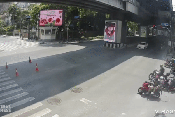 Hai xe máy đua với nhau gây tai nạn cho xe khác-1