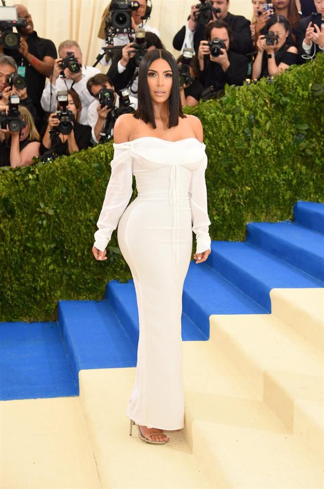 Kim Kardashian qua 7 mùa Met Gala: Đẹp dần đều dù váy vóc ngày càng bó chịt-5